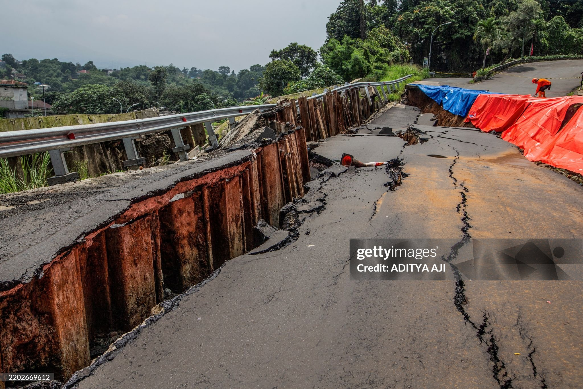 Heavy Rains Trigger Deadly Collapse at Indonesia’s Largest Landfill; 4 Dead, 5 Missing